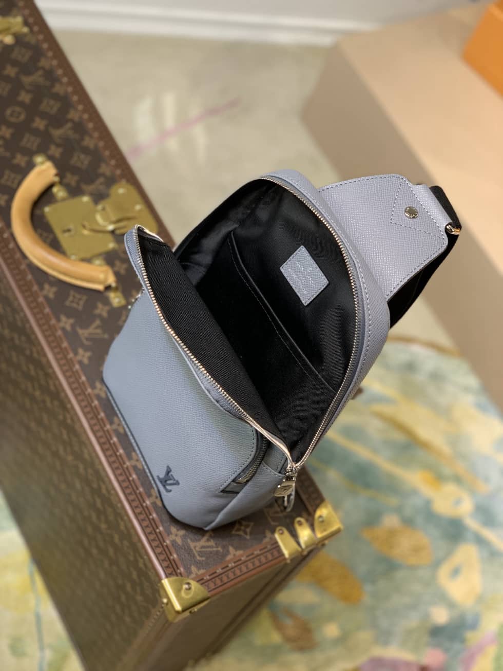 L0vis Vvtt0n Avenue Sling Bag M30801 Replica Shoulder Bag