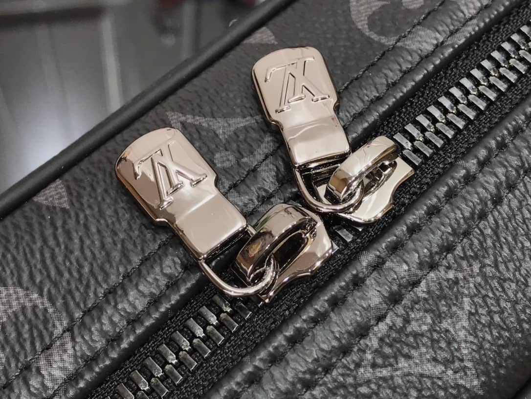 L0vis Vvtt0n Monogram Eclipse Toiletry Pouch M43383