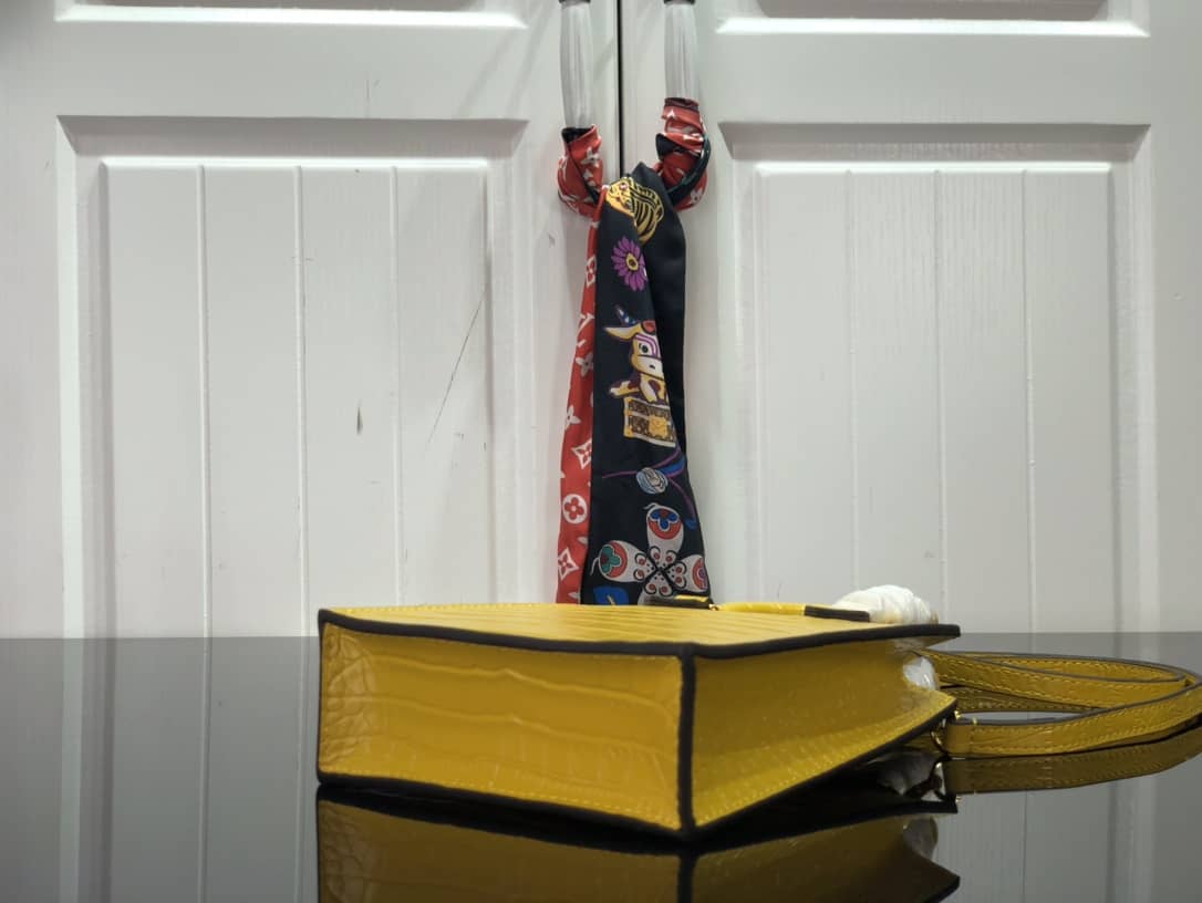 L0vis Vvtt0n Petit Sac Plat Flat Shoulder Bag Replica Yellow M80169