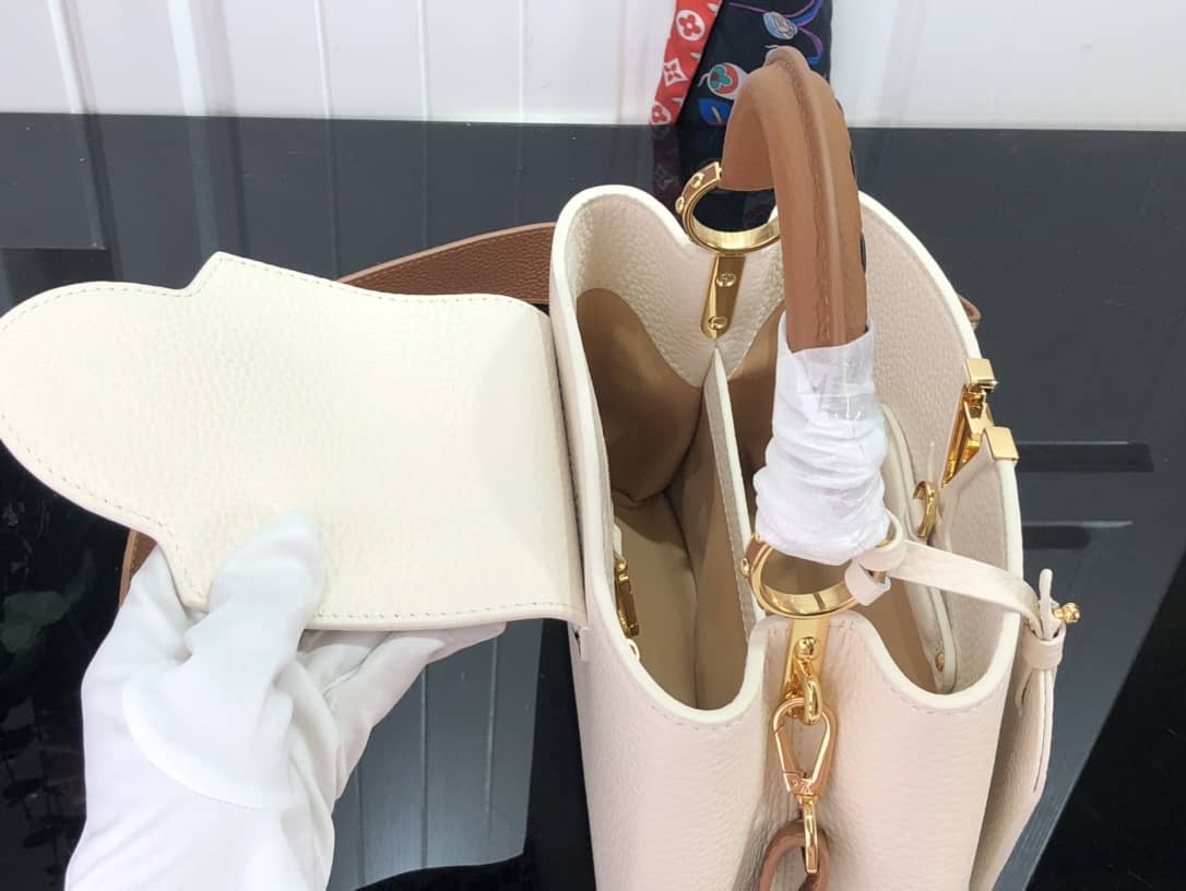 L0vis Vvtt0n Capucines BB Calfskin Handbag Beige