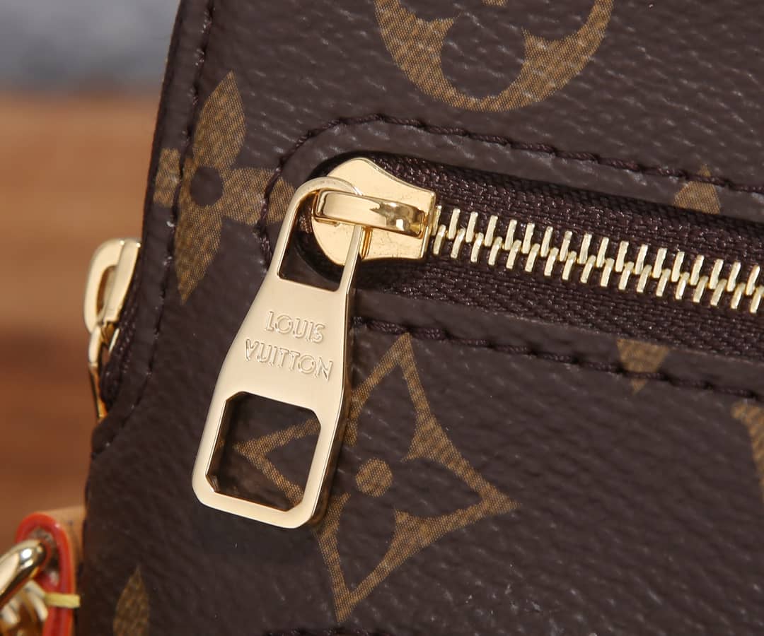 L0vis Vvtt0n Utility Phone Sleeve Chain Shoulder Bag Replica M80746