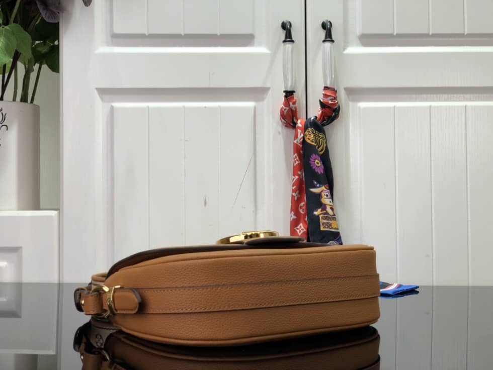 L0vis Vvtt0n Pont 9 Soft MM Grained Calfskin Brown M58967 Replica Crossbody Bag