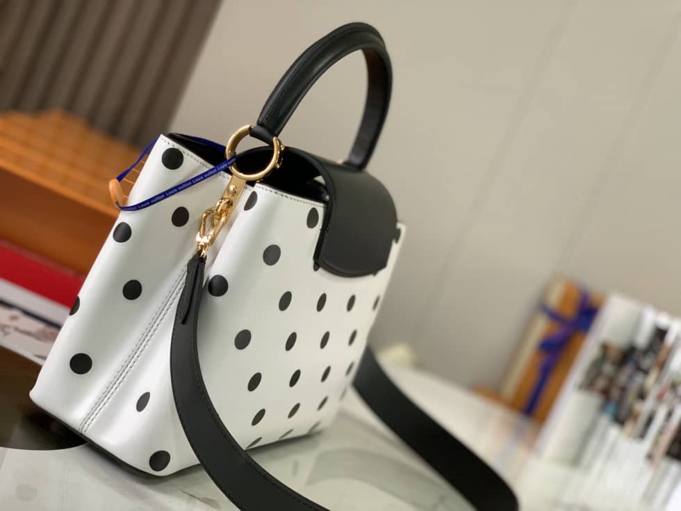 L0vis Vvtt0n Capucines MM Bag M20374 Replica Shoulder Bag