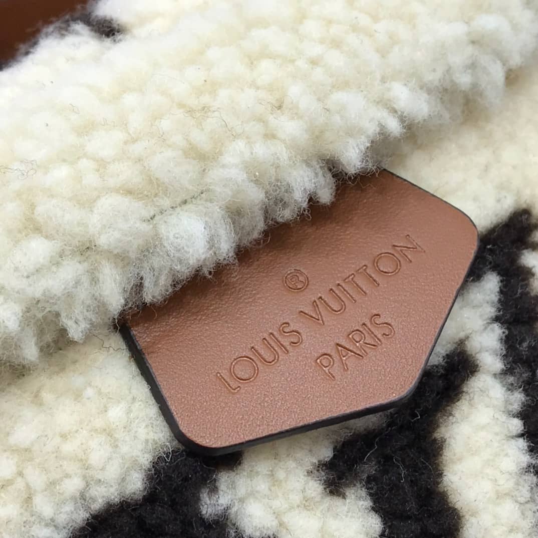 L0vis Vvtt0n Giant Monogram Teddy MM Replica Waist Bag M55425