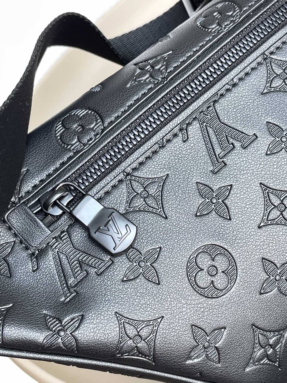 L0vis Vvtt0n Discovery Bumbag PM Monogram Shadow Black M46036 Replica Belt Bag