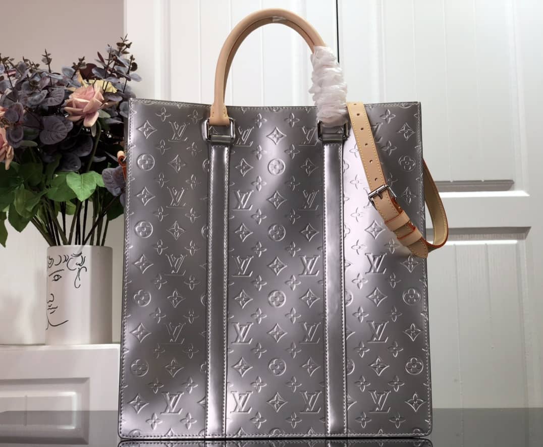 L0vis Vvtt0n Sac Plat Monogram Mirror Coated Shoulder Bag Replica Silver M45884