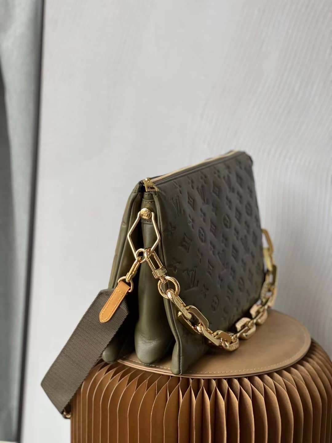 L0vis Vvtt0n Coussin MM Embossed M57782 Replica Shoulder Bag