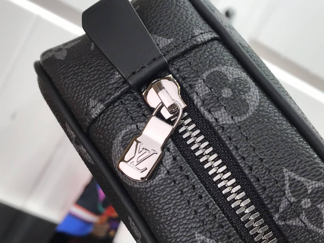 L0vis Vvtt0n Monogram Eclipse Toiletry Pouch M483384