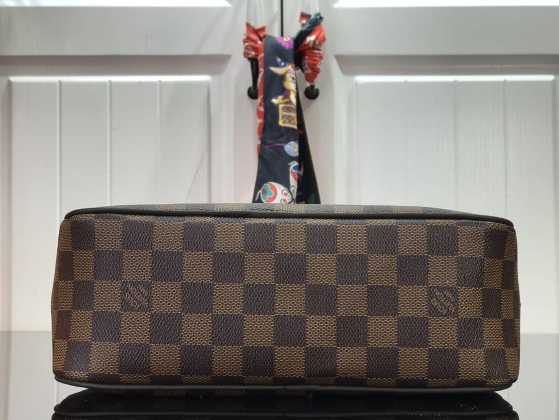 L0vis Vvtt0n Damier Ebene Toiletry Bag Replica M47527