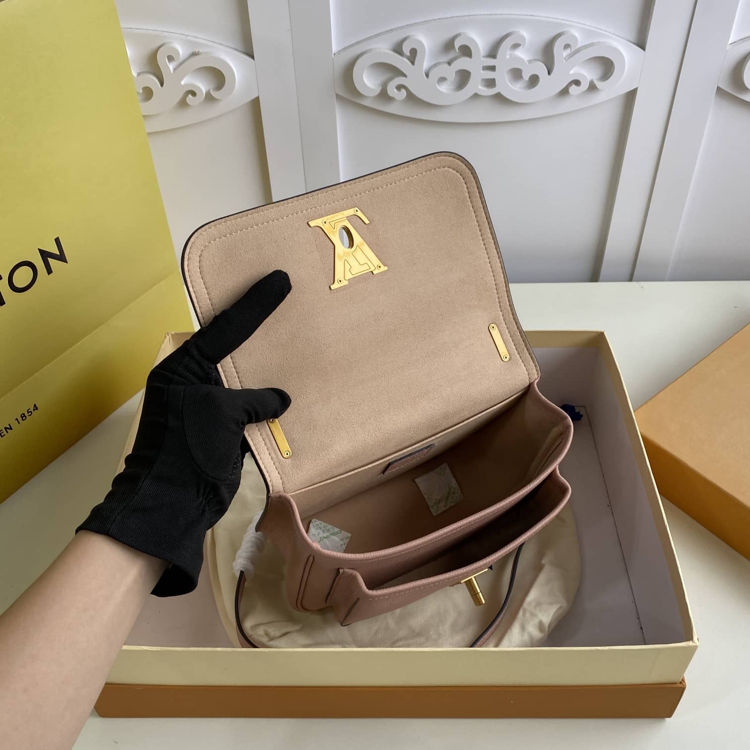 L0vis Vvtt0n Lockme Chain PM Replica Bag Pink M57073