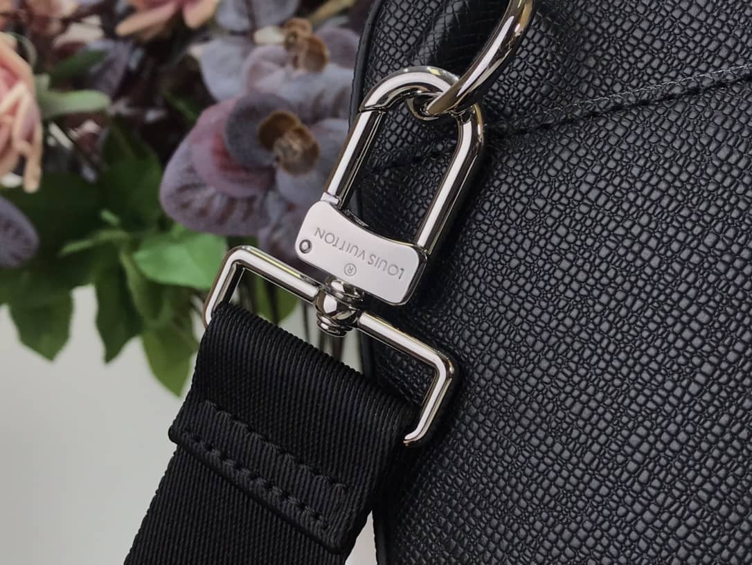 L0vis Vvtt0n Briefcase Taiga Leather Black M30769 Replica