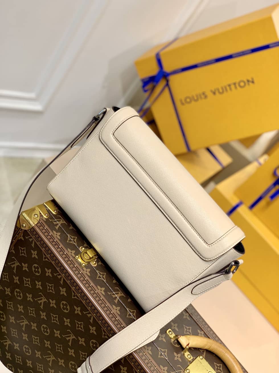 L0vis Vvtt0n New Flap Taiga Noir M30807 Replica Messenger Bag