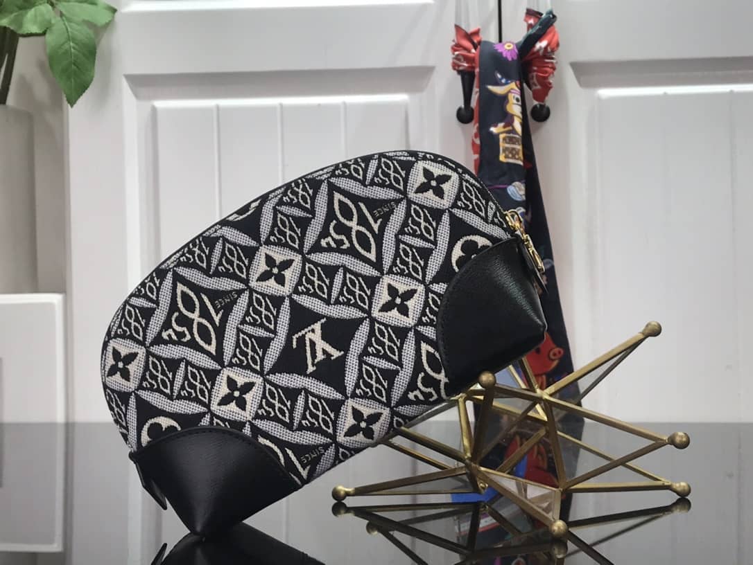 L0vis Vvtt0n Monogram Cosmetic Bag Replica Black M69991