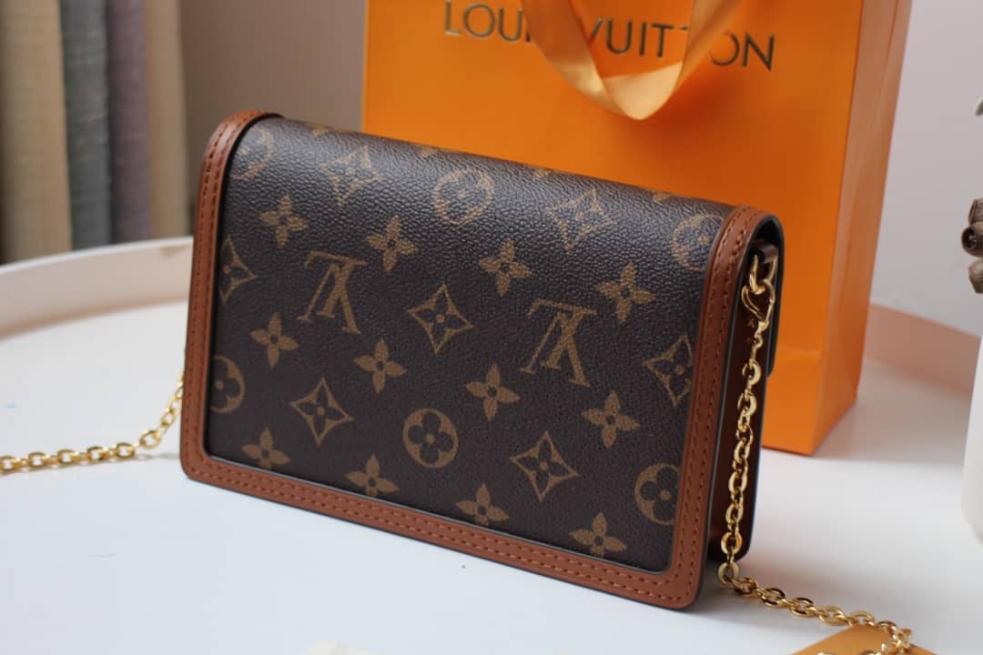 L0vis Vvtt0n Dauphine Chain Wallet Replica Shoulder Bag Brown M68746