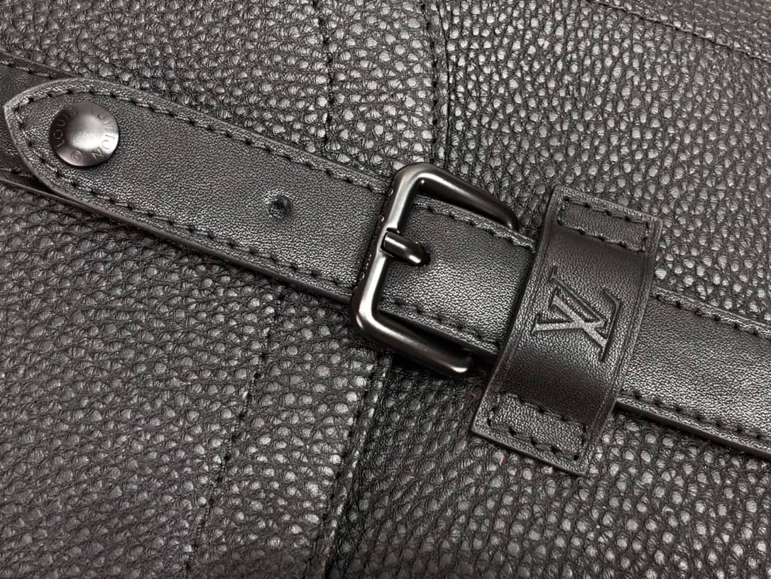 L0vis Vvtt0n Trunk Taurillon Leather Messenger Bag Replica Black M58494