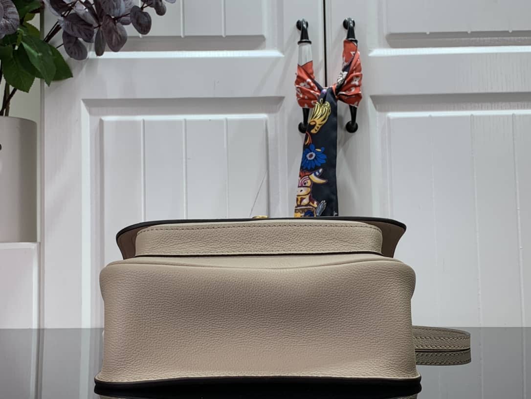 L0vis Vvtt0n Lockme Chain PM Replica Handbag Beige M57073