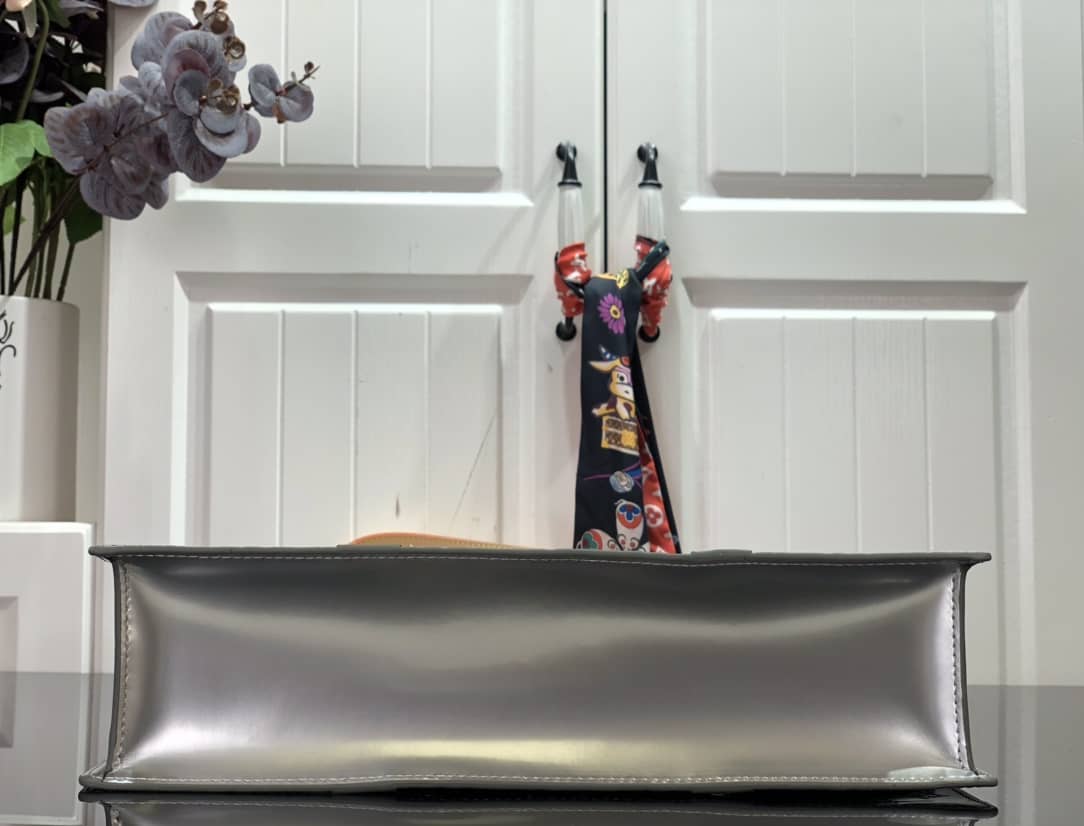 L0vis Vvtt0n Sac Plat Monogram Mirror Coated Shoulder Bag Replica Silver M45884