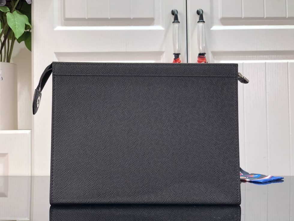 L0vis Vvtt0n Taiga Pochette Voyage Black M59147 Replica