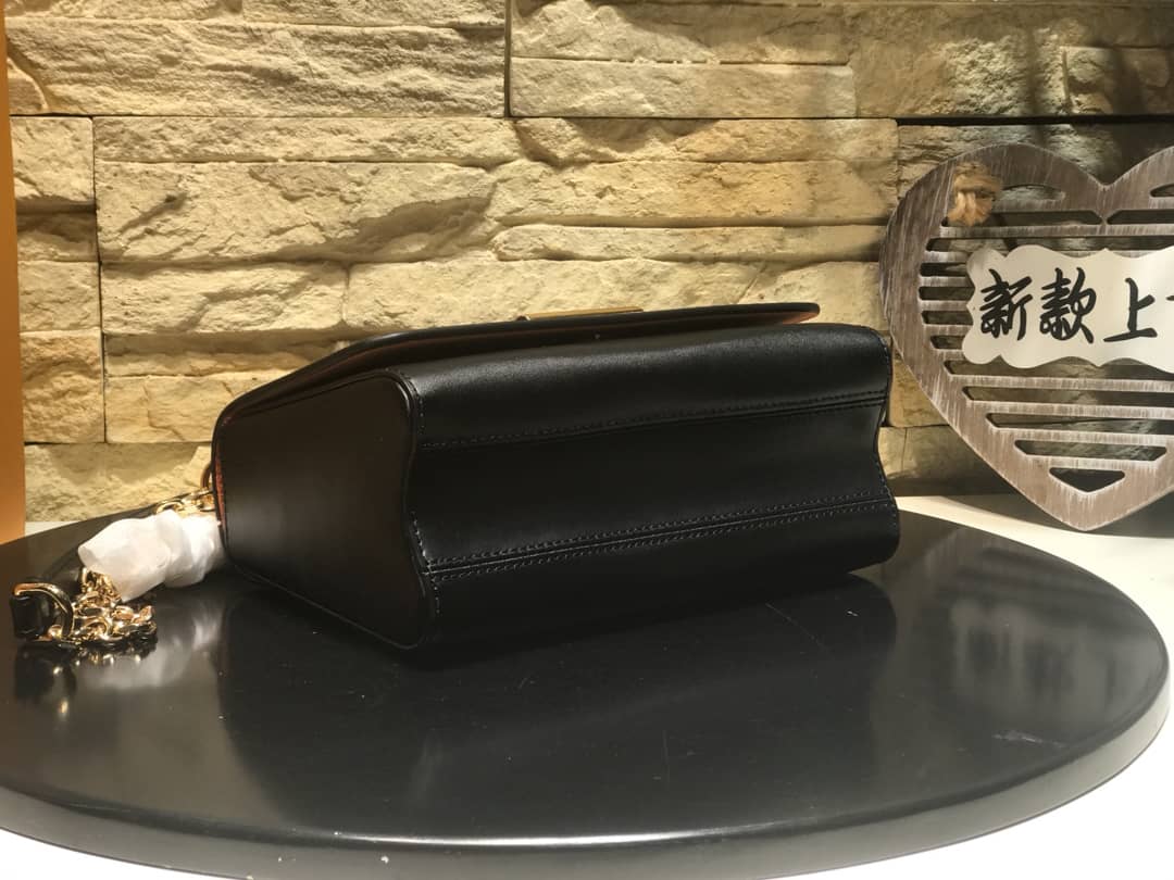 L0vis Vvtt0n Twist Epi Handbag Replica