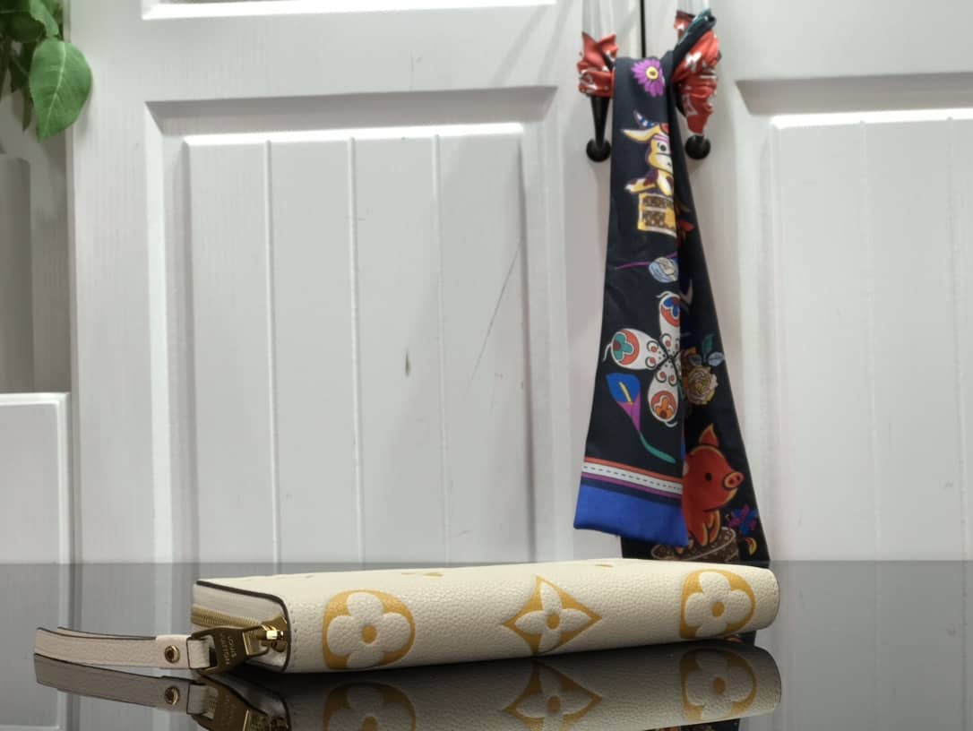 L0vis Vvtt0n Gradient Monogram Leather Zippy Wallet Replica Yellow M80402