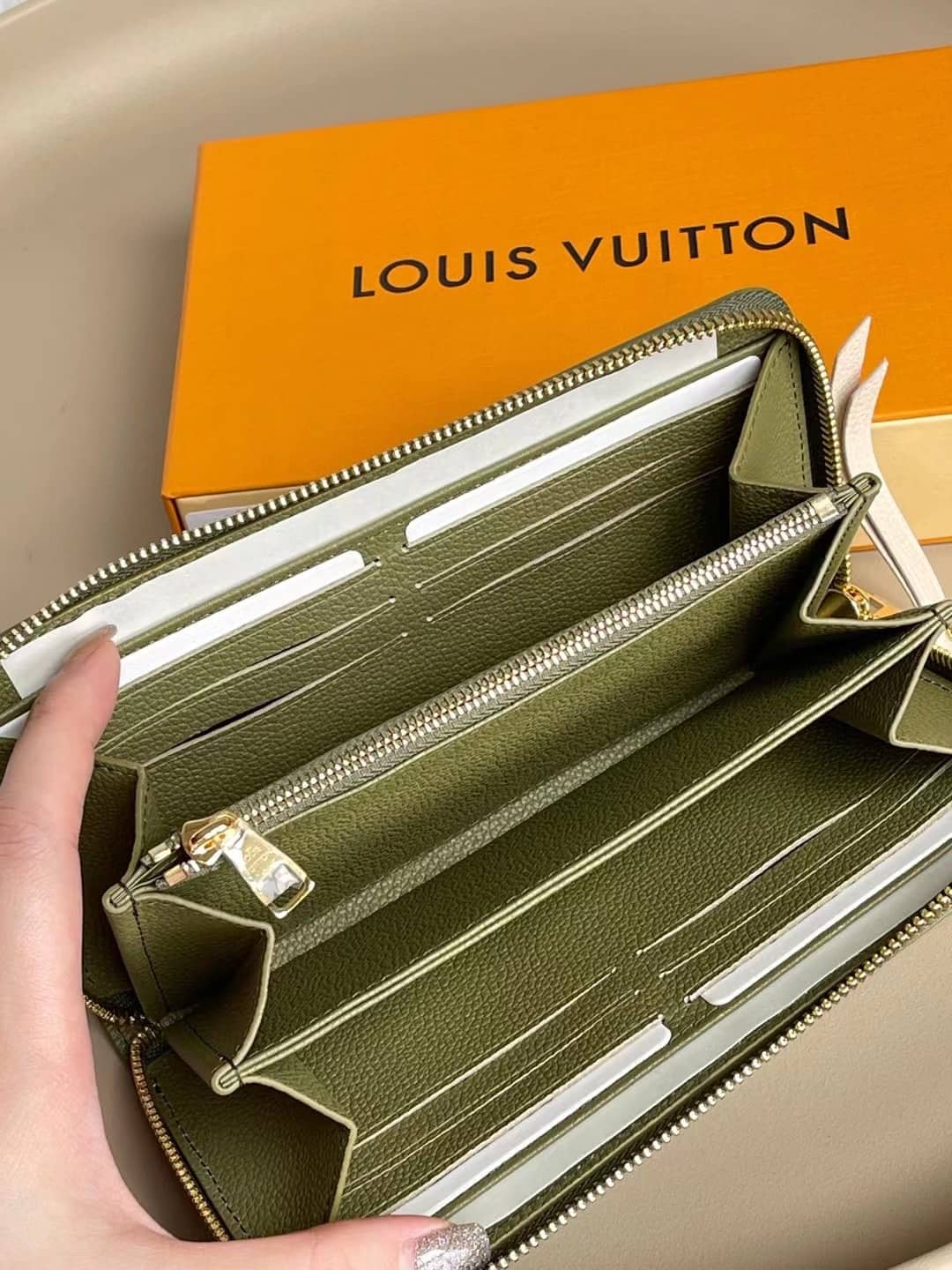 L0vis Vvtt0n Monogram Empreinte Beige M81280 Replica Wallet