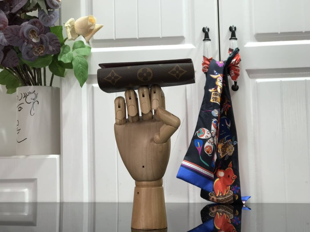 L0vis Vvtt0n Monogram Canvas Christmas Victorine Wallet Replica M69751