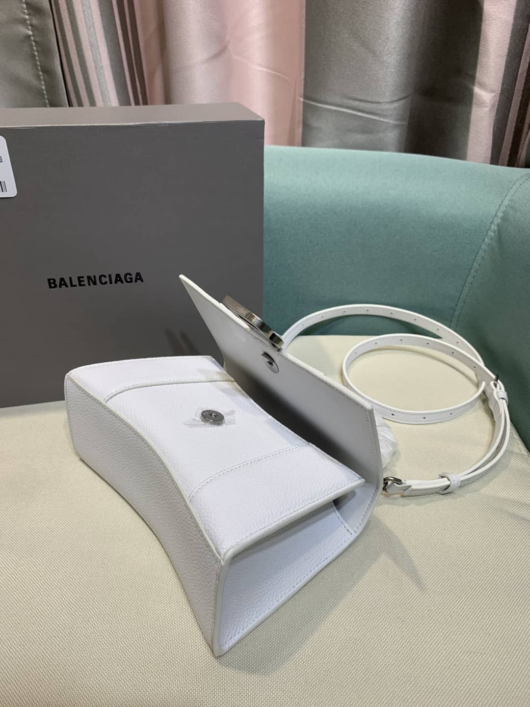 Ba1en*iaga Hourglass Leather Top Handle Replica Bag