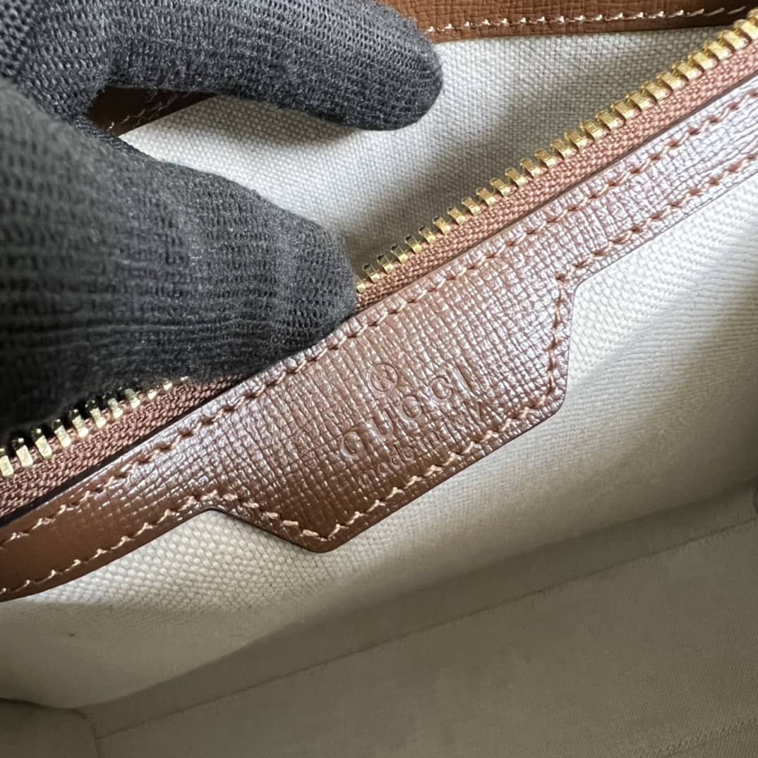 Gvc*1 Interlocking G Medium Tote Replica 674155