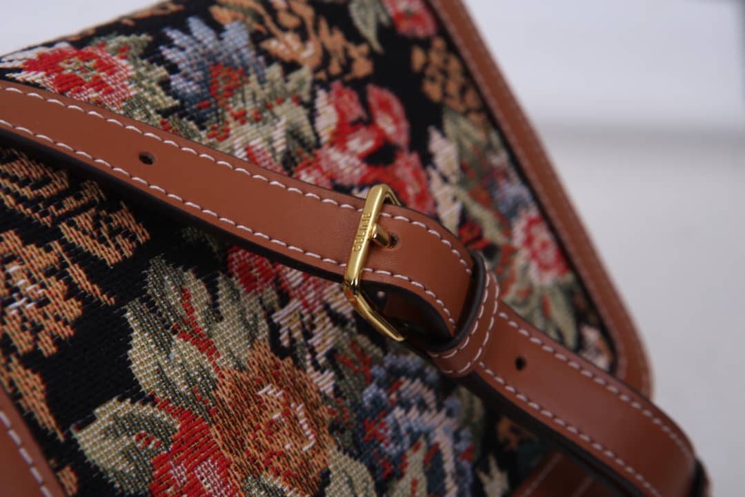 Ce1i*e Bag Dupe Triomphe Teen 18.5cm