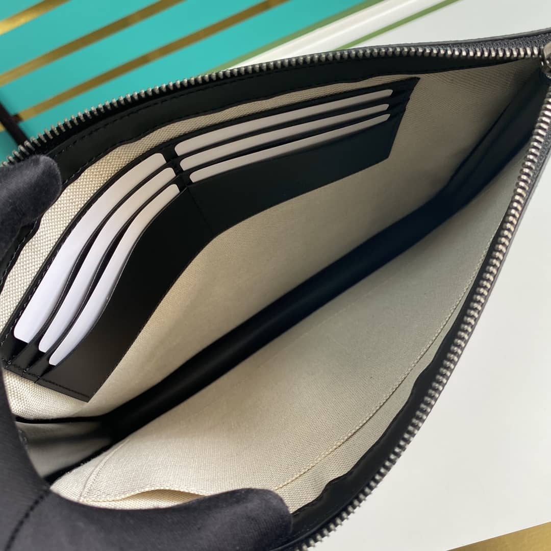 Gvc*1 GG Svp*me Tiger Print Wristlet Pouch Replica 575136