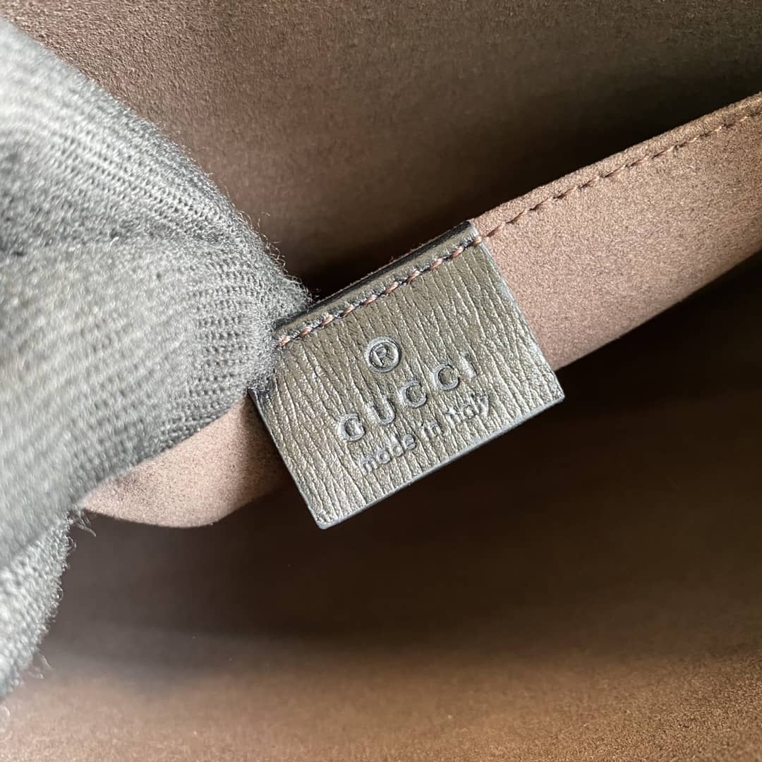 Gvc*1 Interlocking G Beauty Case Replica 672956