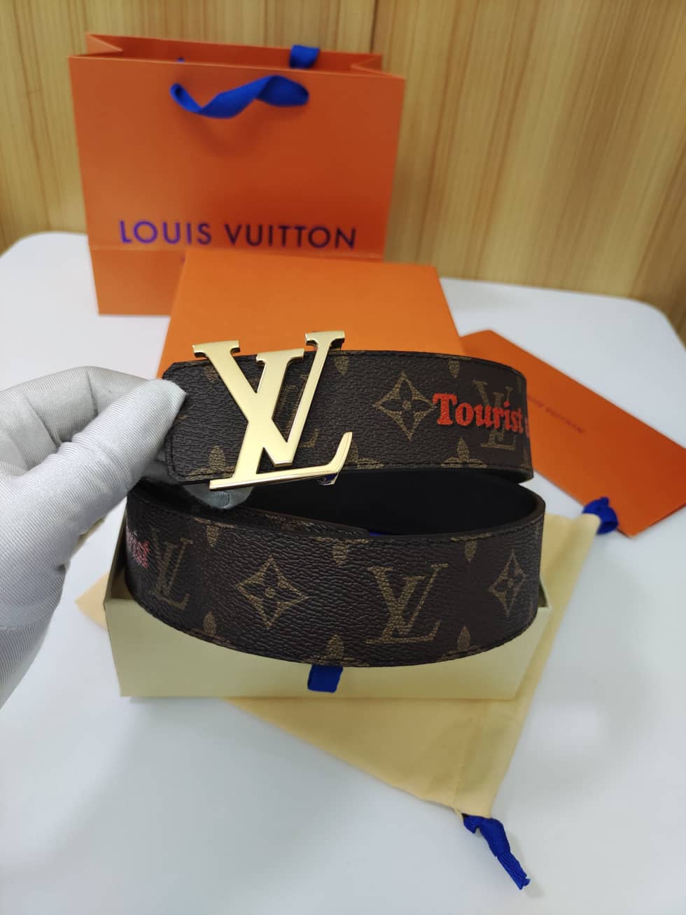 L0vis Vvtt0n Belt Copy Online