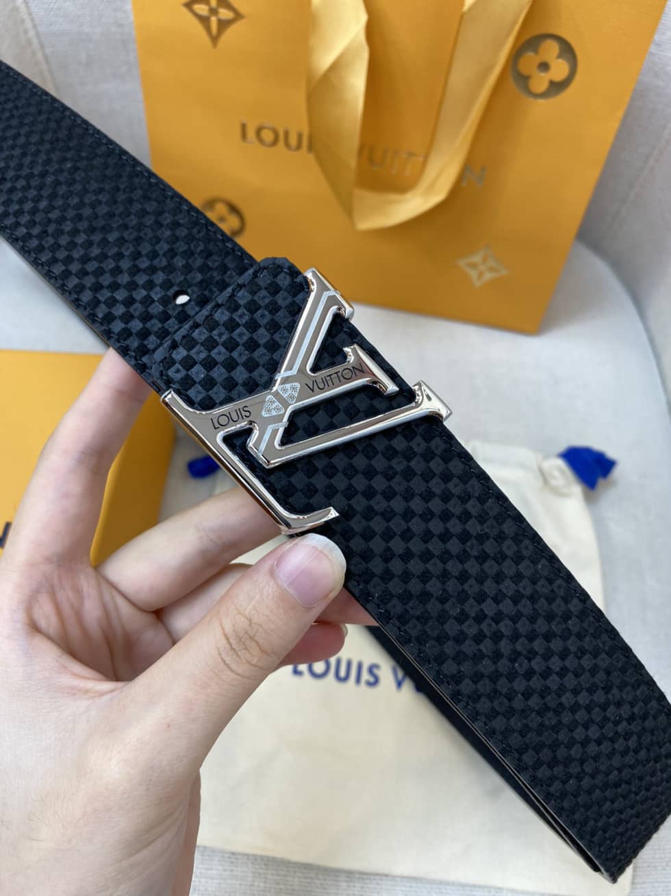 L0vis Vvtt0n Belt Copy Online