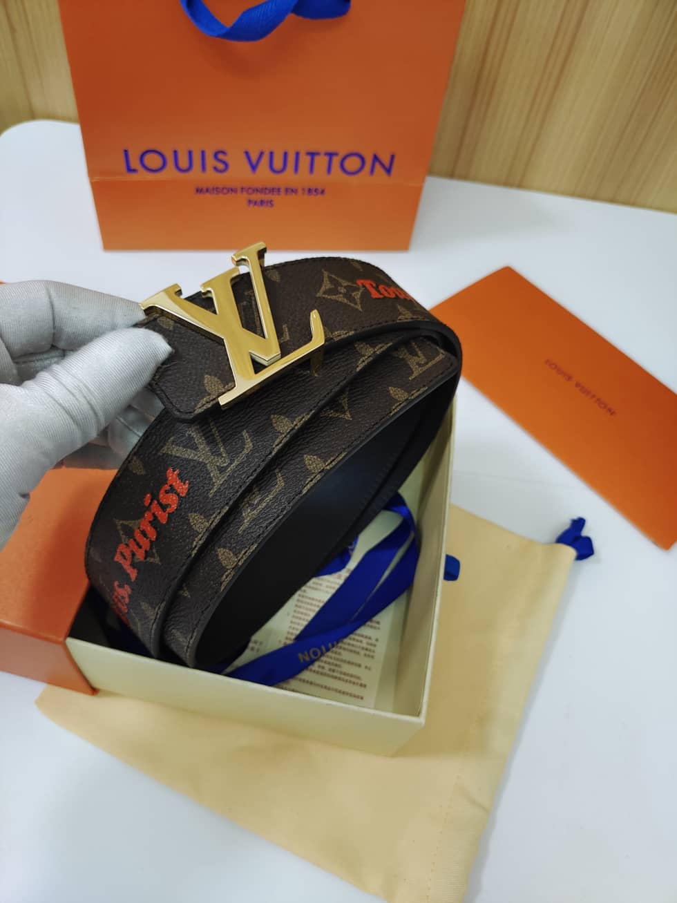 L0vis Vvtt0n Belt Copy Online