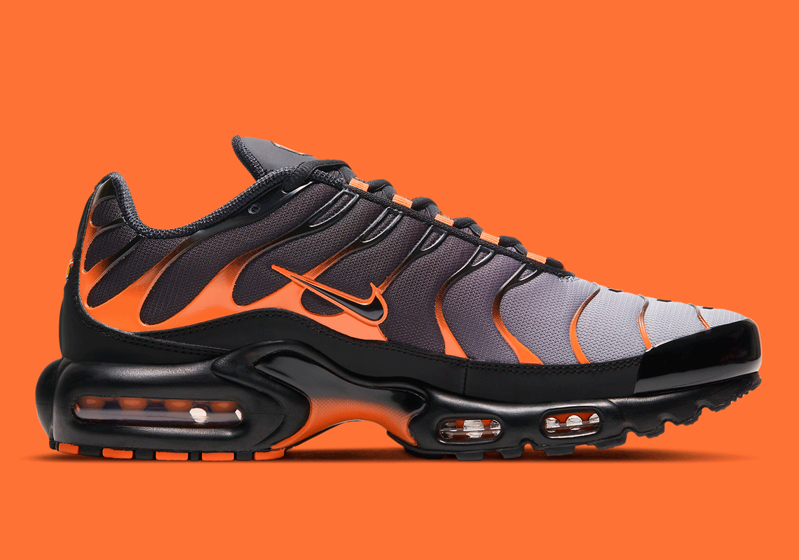 Air Max Plus  Black Total Orange  D7111-002