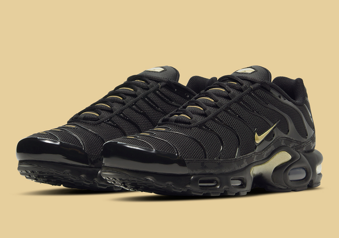 Air Max Plus  Black Metallic Gold  DC4118-001