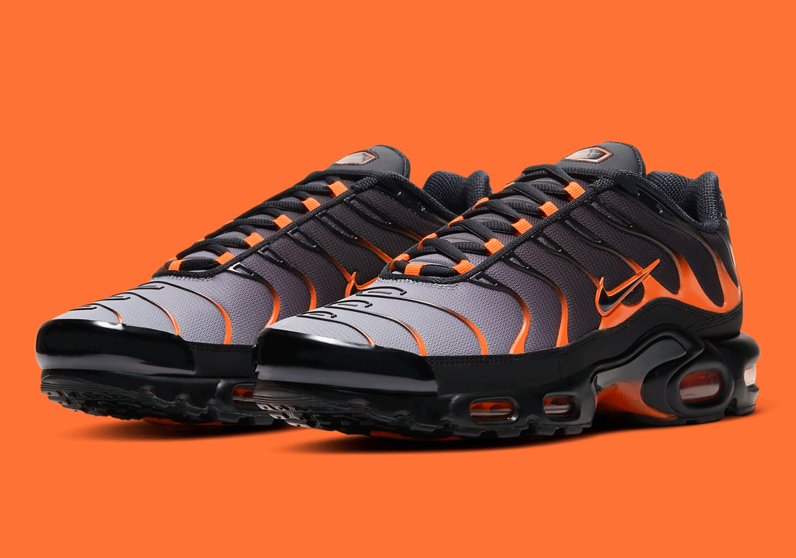 Air Max Plus  Black Total Orange  D7111-002