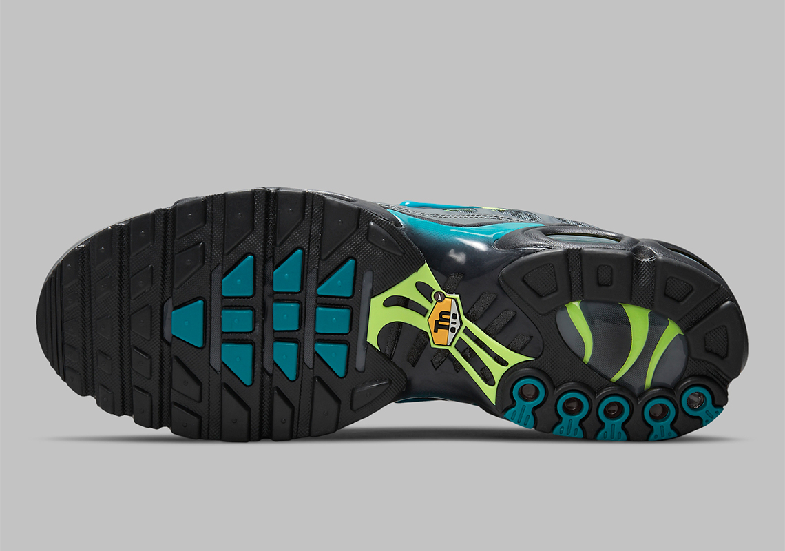 Air Max Plus  Champions League  DJ6896-070