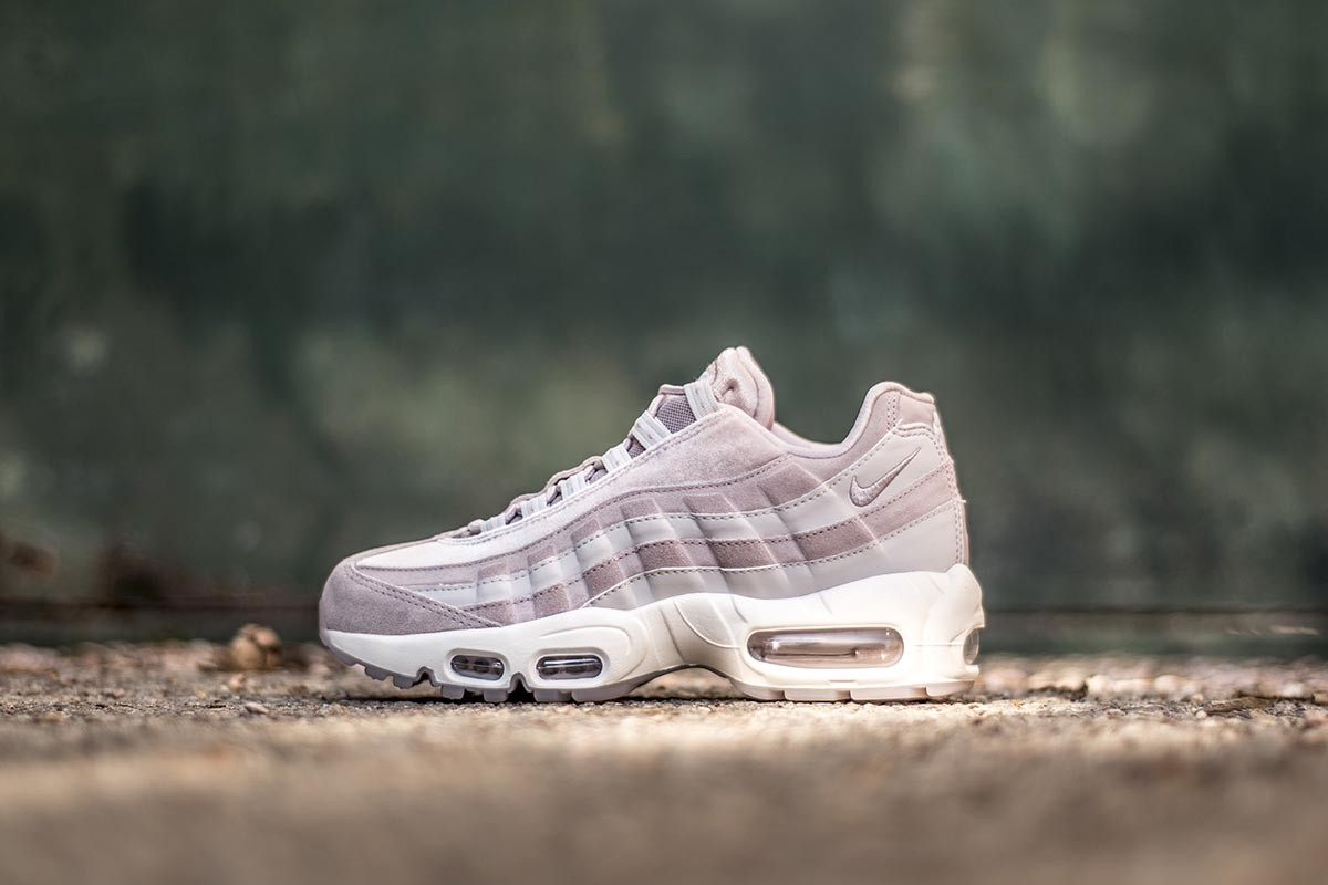 Wmns Air Max 95 LX  Particle Rose  AA1103-600