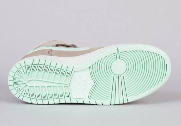 Dunk High Pro SB  Soft Grey  305050-030