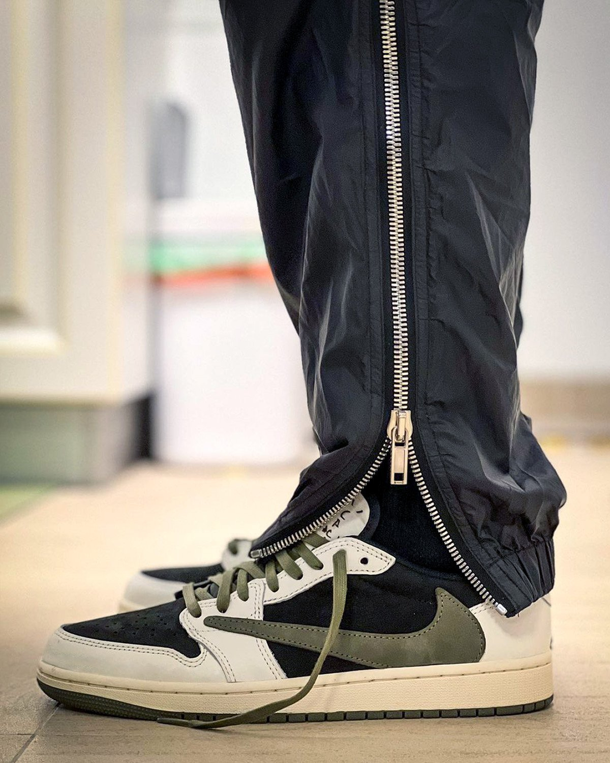 Travis Scott x Wmns Air Jordan 1 Low OG  Olive  DZ4137-106