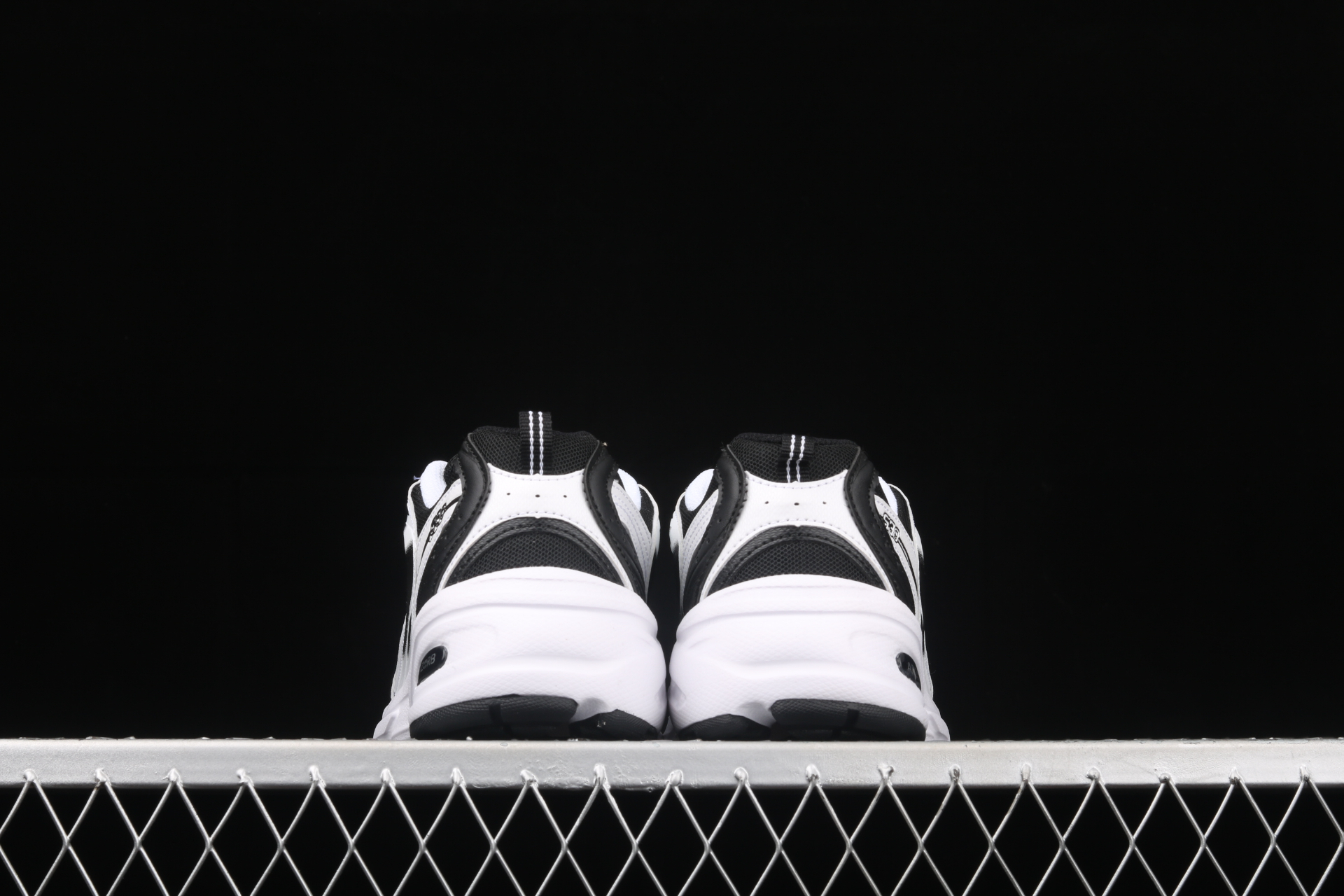 530v2 Retro  Black White  MR530SJ