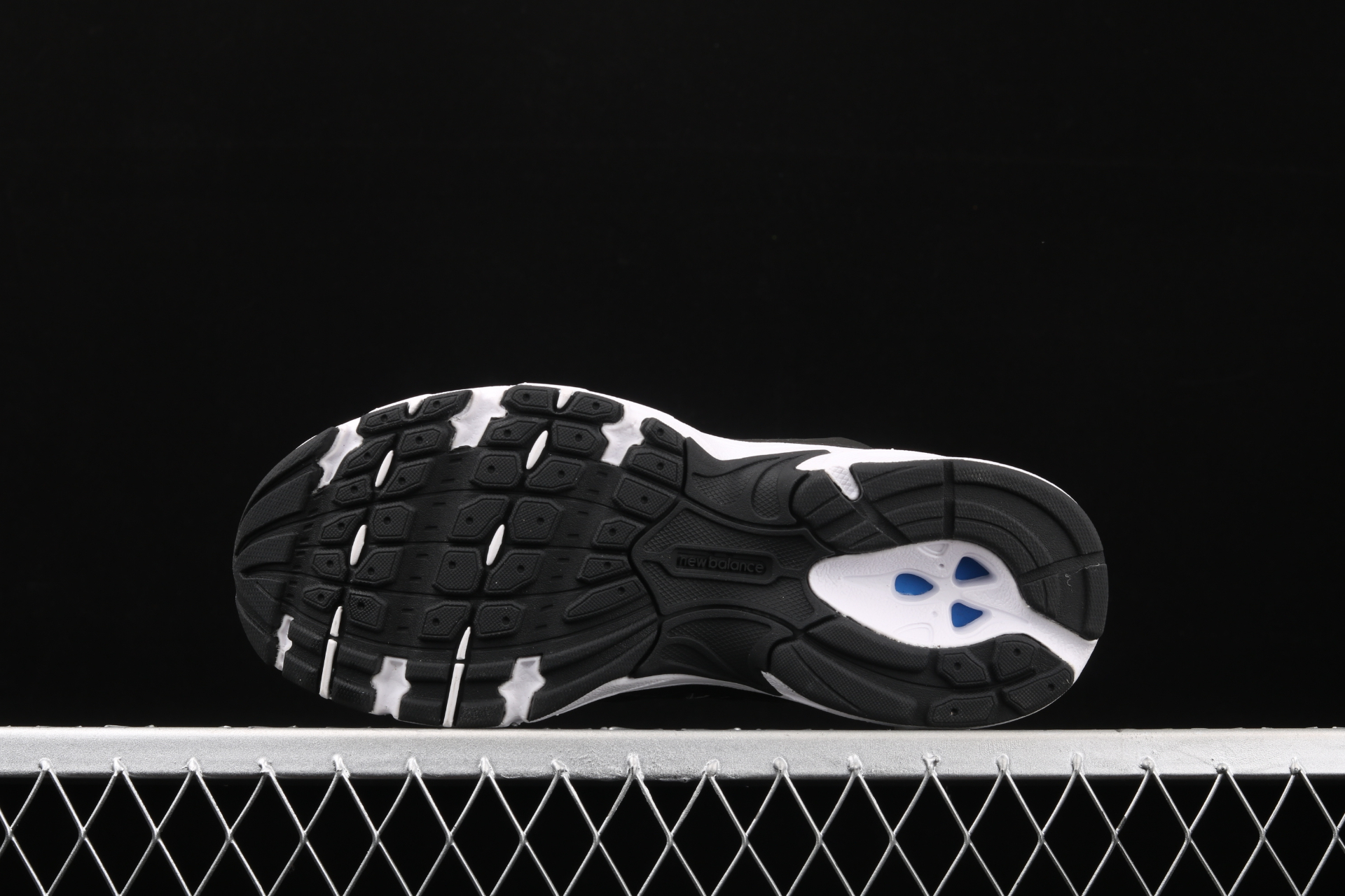 530v2 Retro  Black White  MR530SD