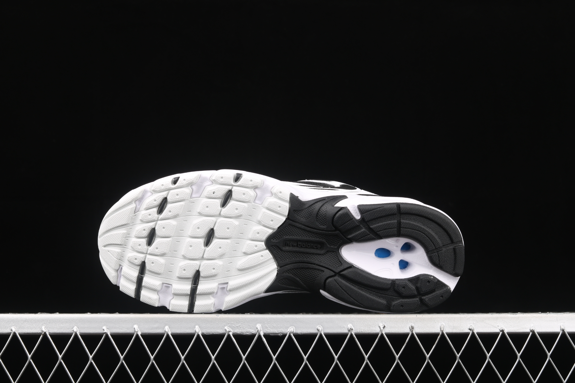 530v2 Retro  Black White  MR530SJ