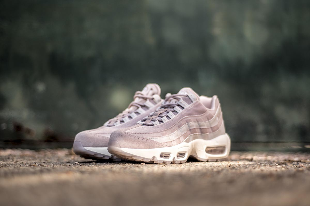 Wmns Air Max 95 LX  Particle Rose  AA1103-600