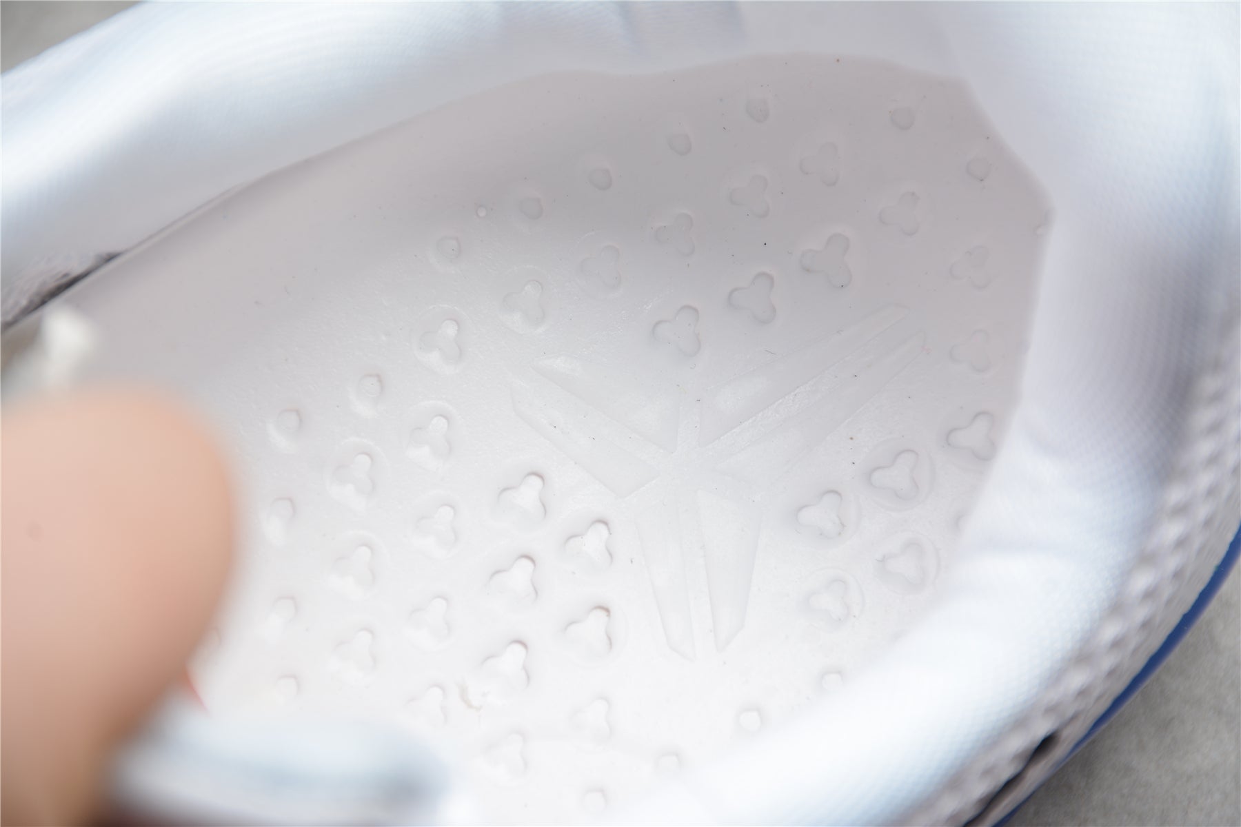 NIKE KOBE 11 x TEAM BANK WHITE