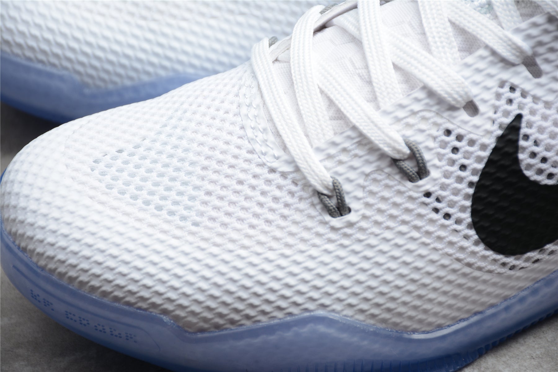 NIKE KOBE 11 x TEAM BANK WHITE