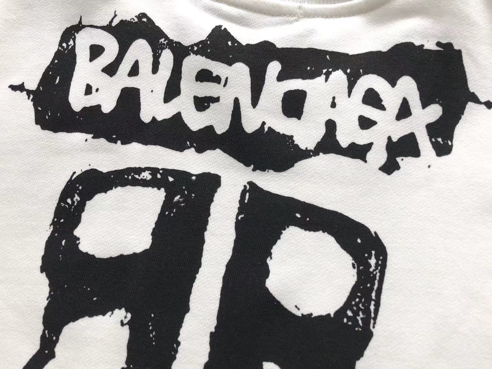 Gvc*1 x Ba1en*iaga Sweatshirt