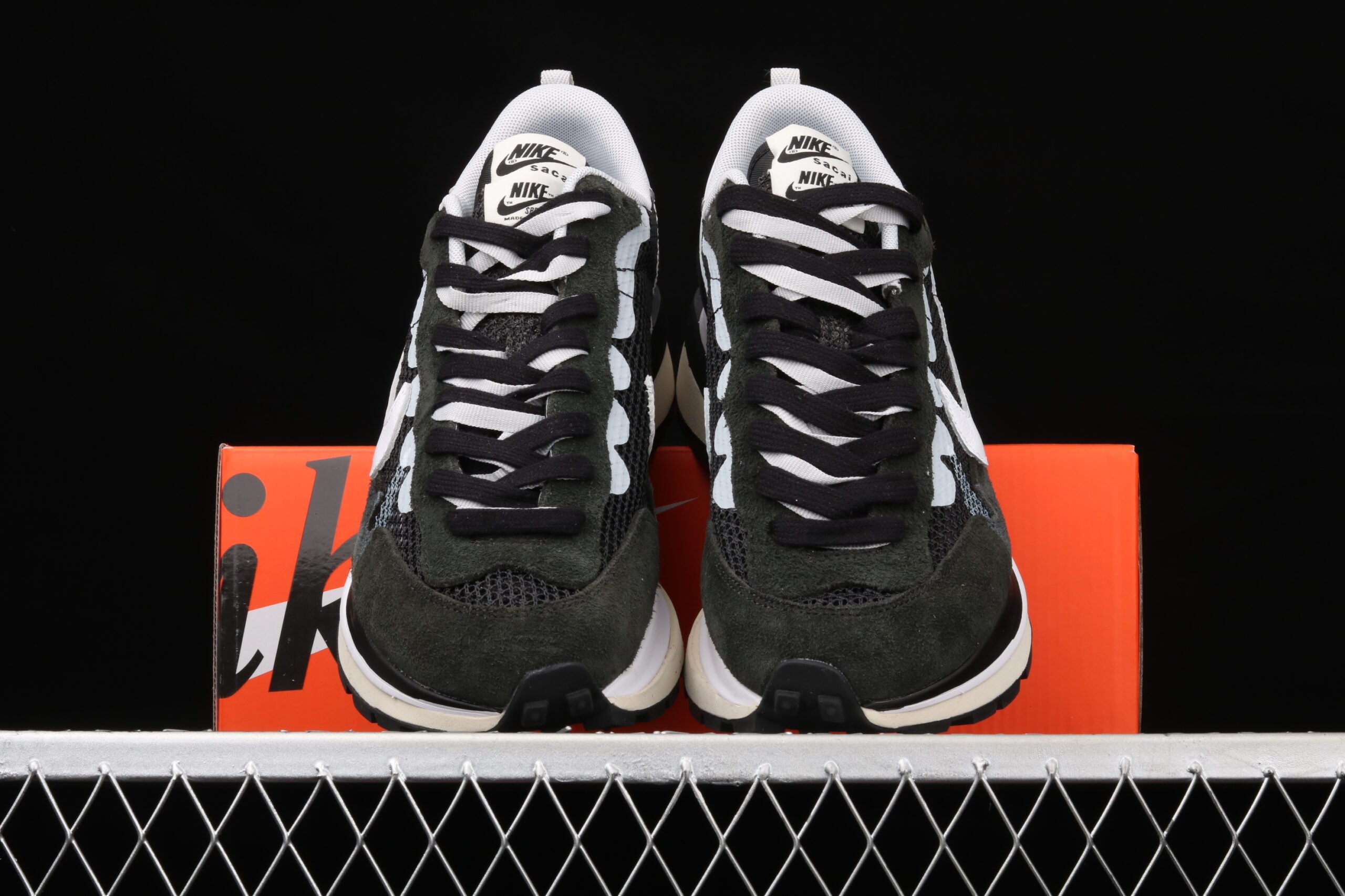 Nike Vaporwaffle, Sacai Black White