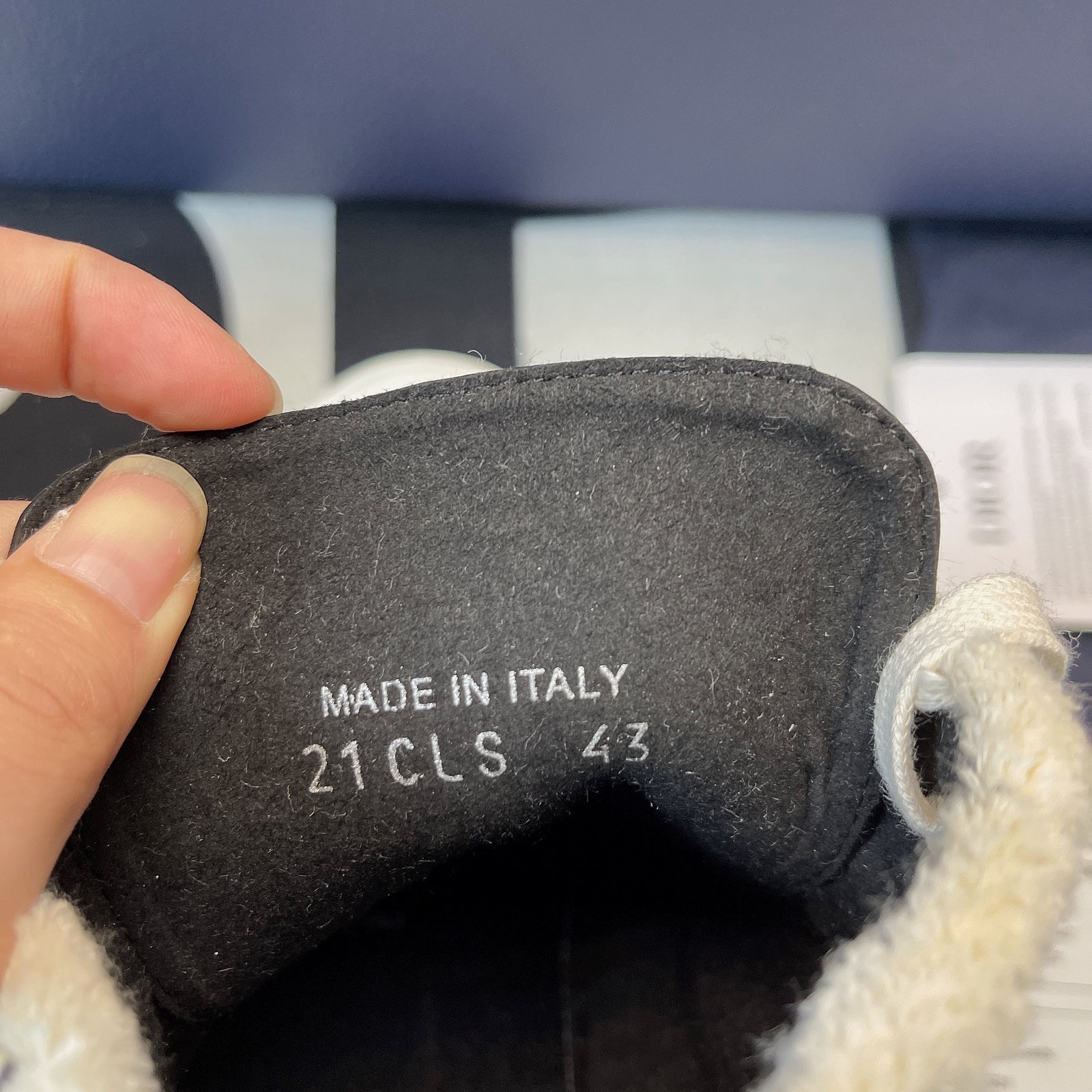 D10r B23 High Top Sneaker 23